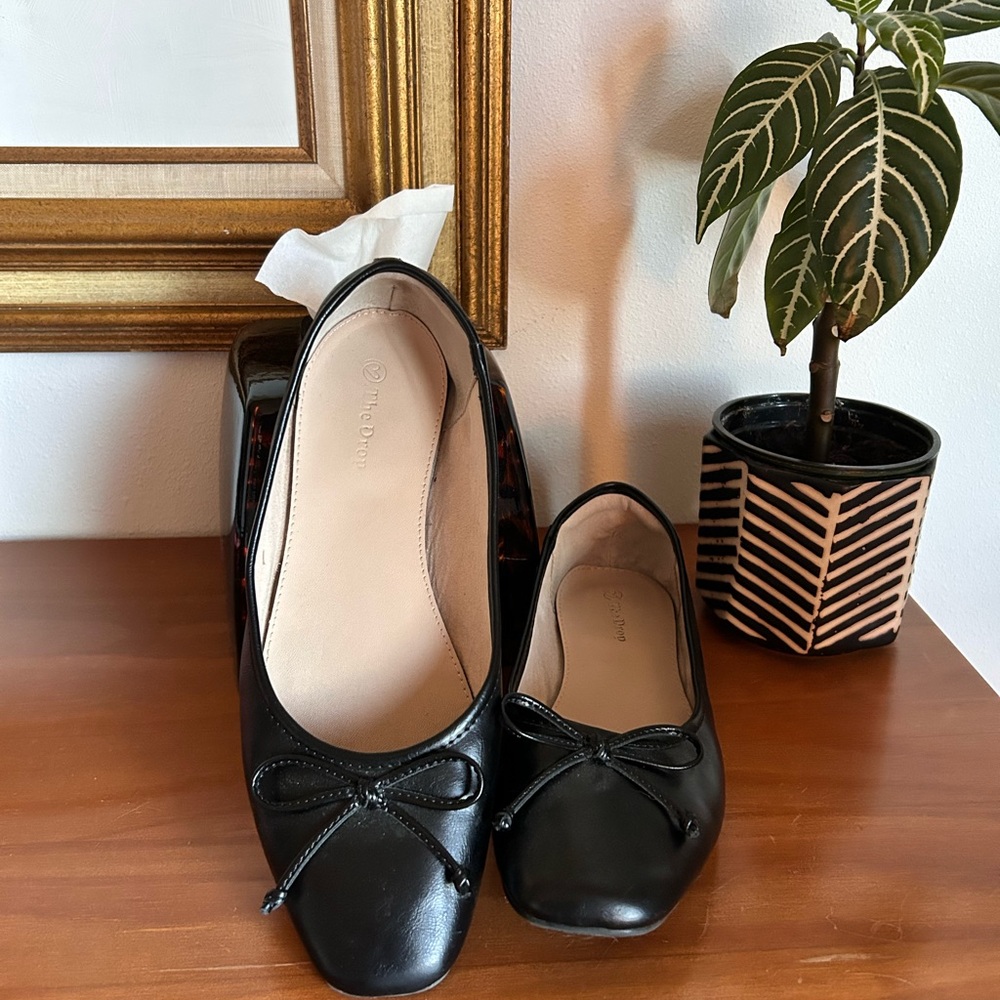 Elegant Black Leather Flats with Bow Accent